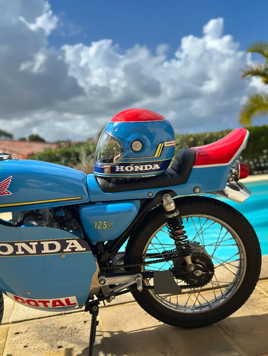 Casque personnalisé Helmet Corse posé sur une moto Honda