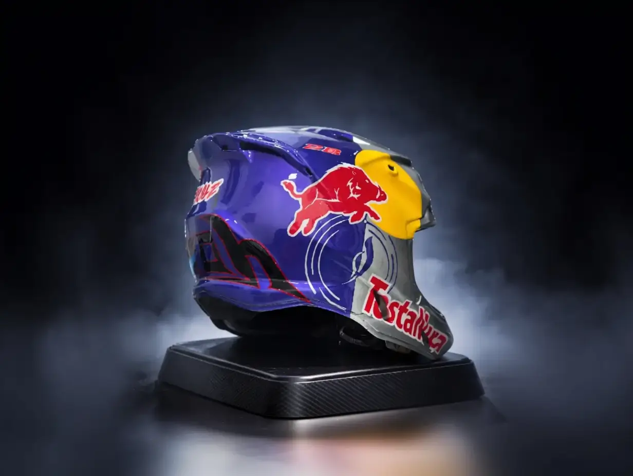 Casco pintado con los colores Red Bull