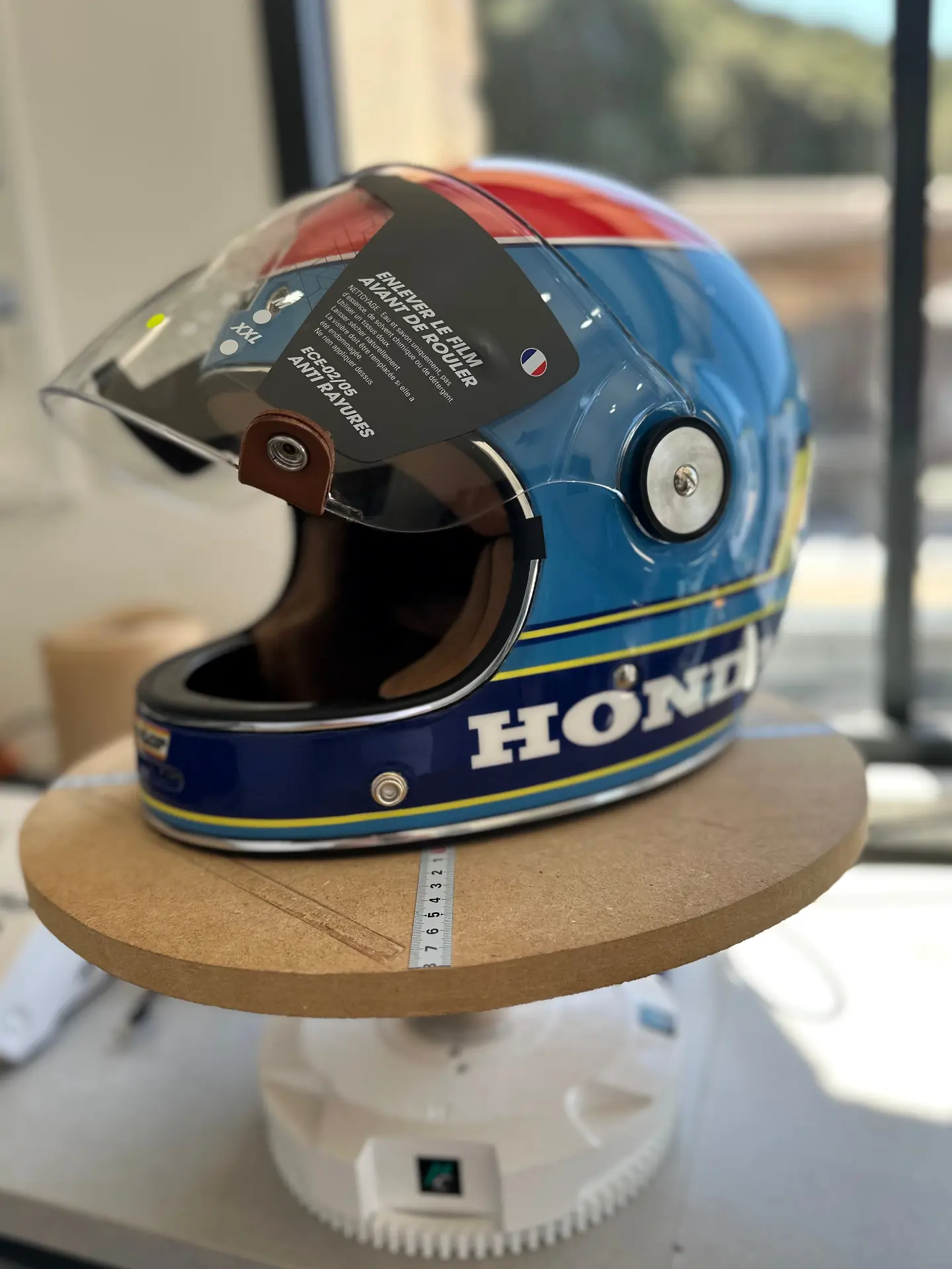 Casque Honda Racing Heritage avec la visière ouverte