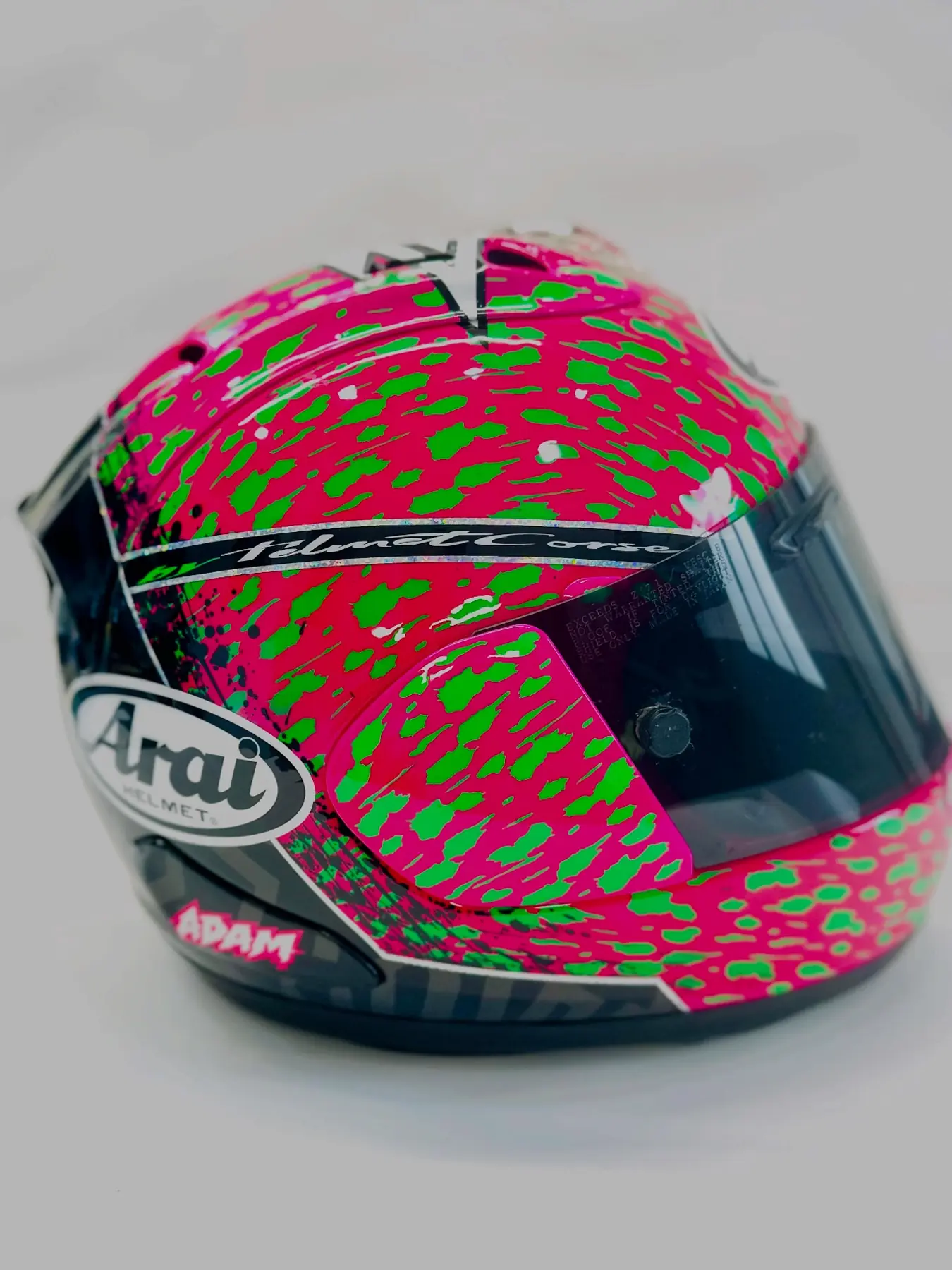 Première vue de trois quarts du casque Lucas Mahias