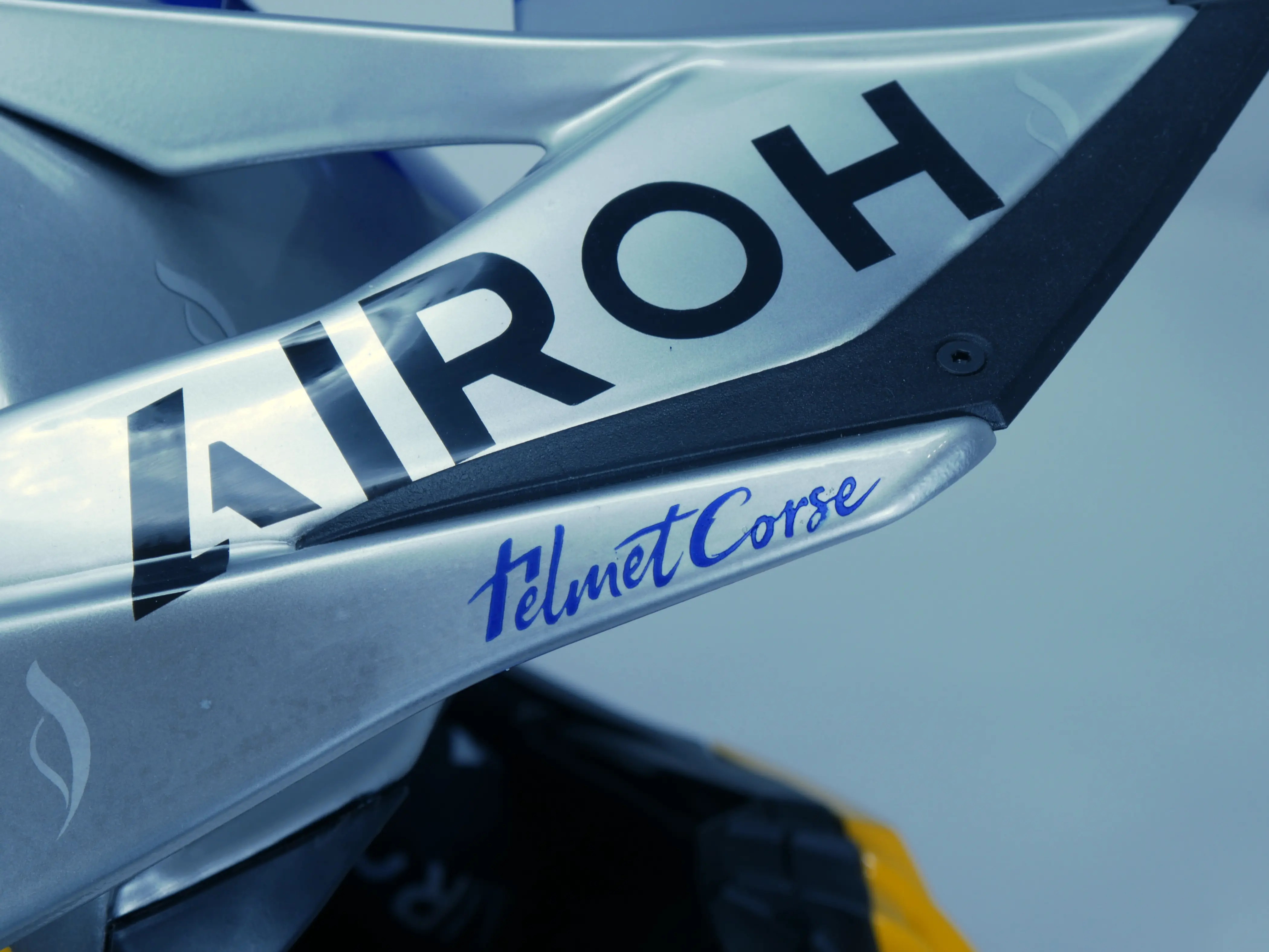 Détail Airoh du casque Red Bull Nustrale Testa Mora