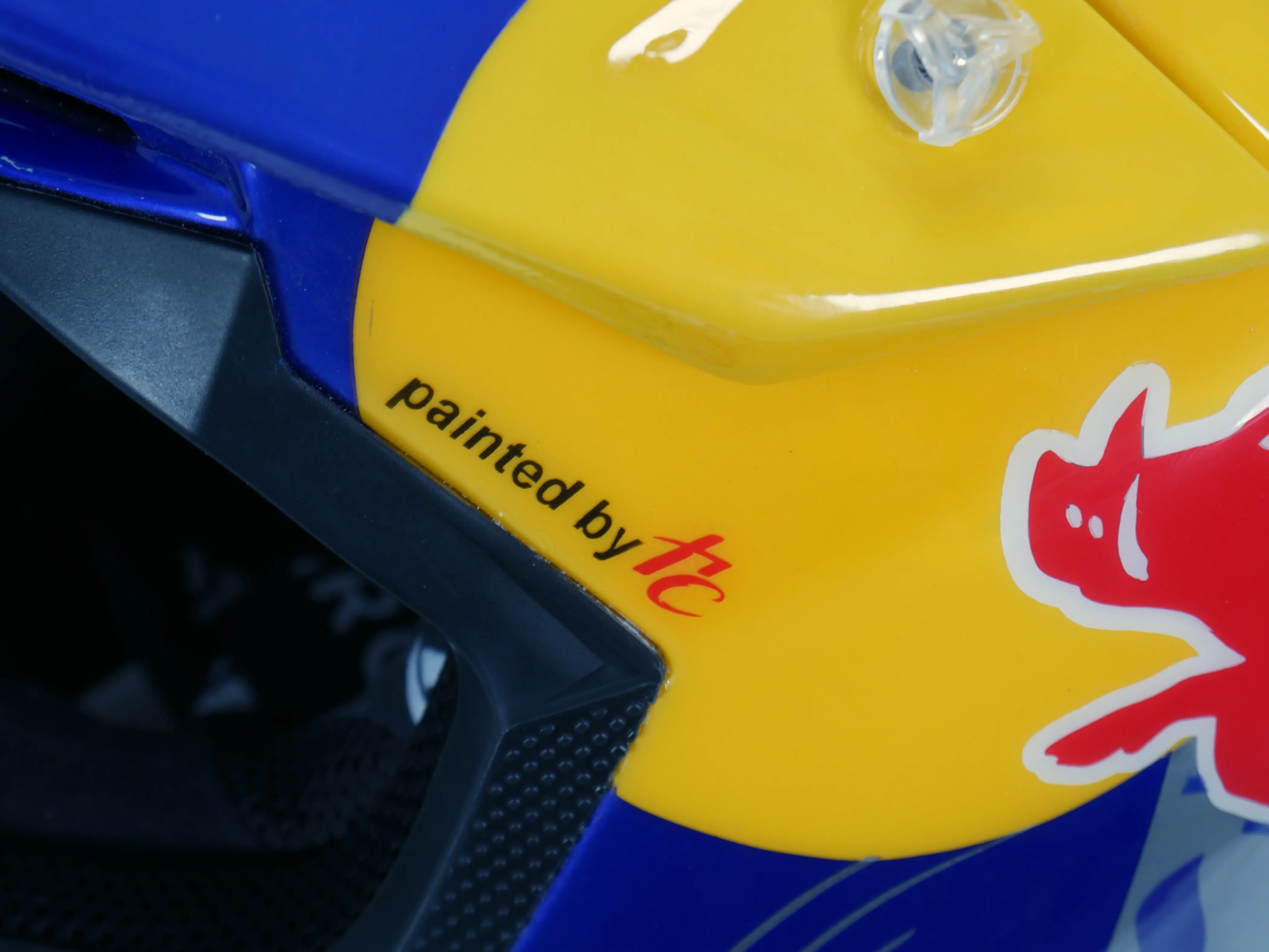 Signature peinte par Helmet Corse sur le casque Red Bull Testa Mora