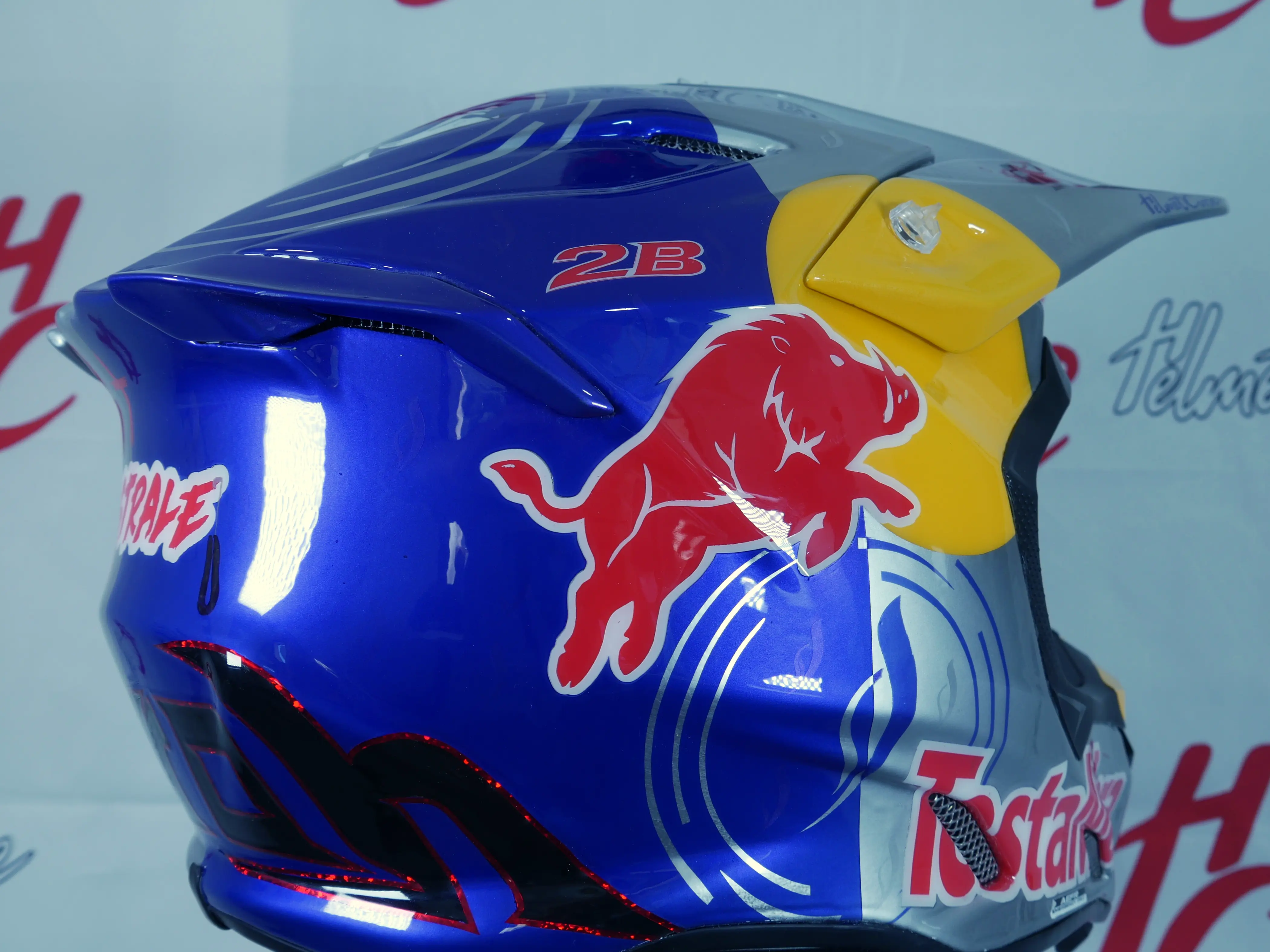 Vue de trois quarts arrière du casque Red Bull Nustrale Testa Mora