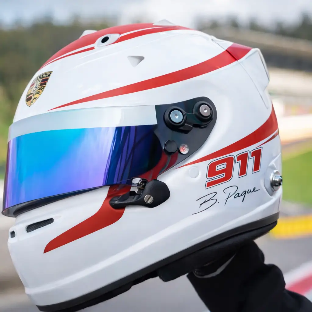 Casque blanc et rouge personnalisé avec le numéro 911